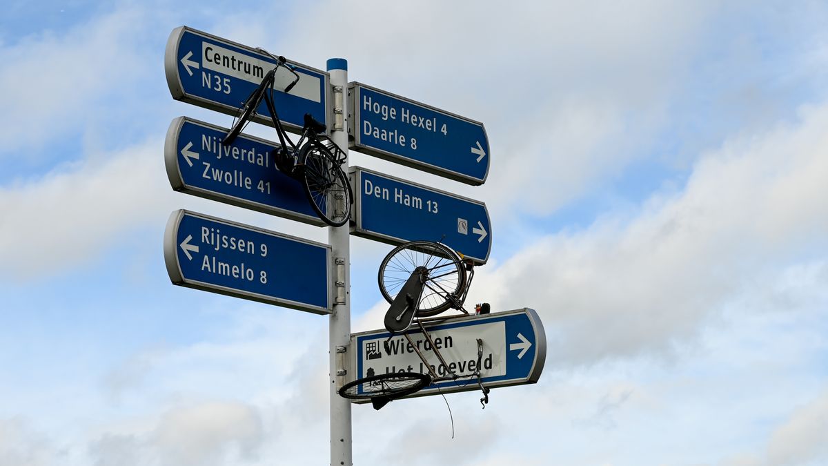 112 Nieuws: Eenzijdige ongevallen in Dalfsen en Schuinesloot | Verkeersbord Wierden volgehangen met 