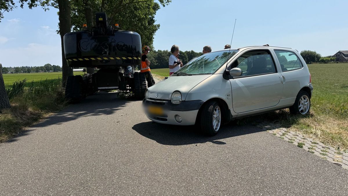 Auto botst tegen hoogwerker bij Warnsveld