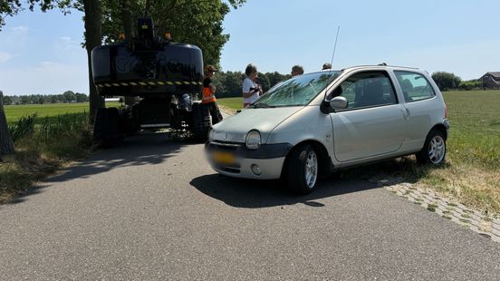 Auto botst tegen hoogwerker bij Warnsveld