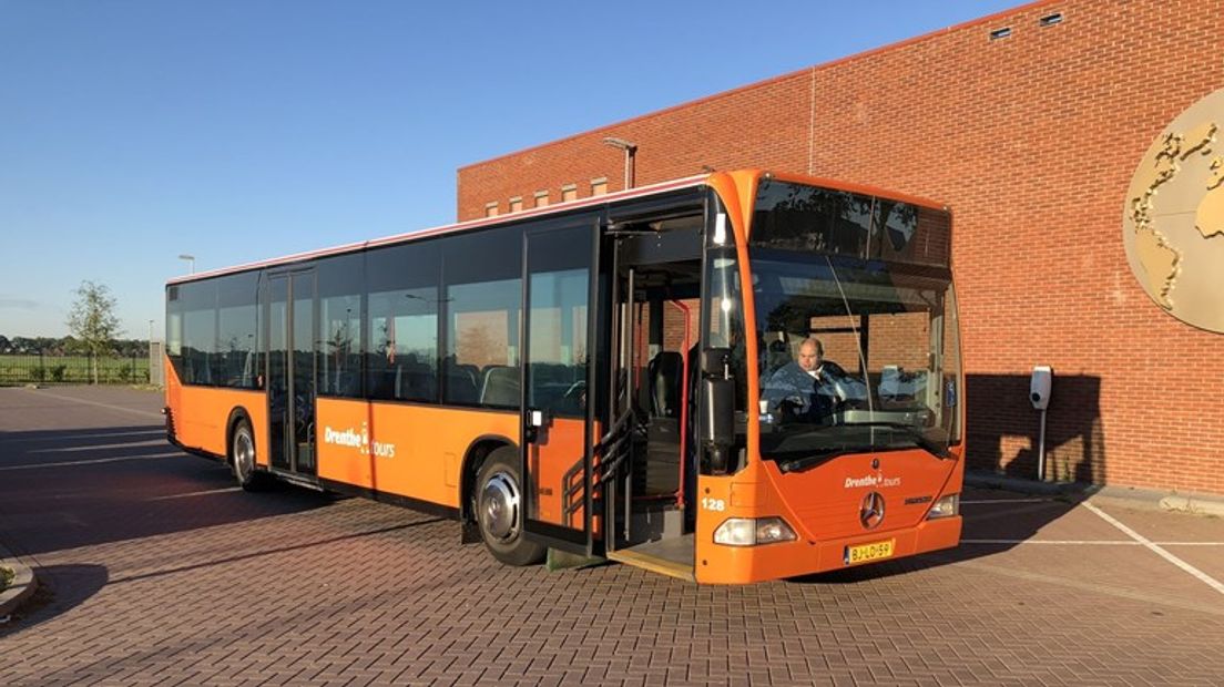 De asielbus rijdt tussen Ter Apel en Emmen (Rechten: RTV Noord/Elwin Blaas)
