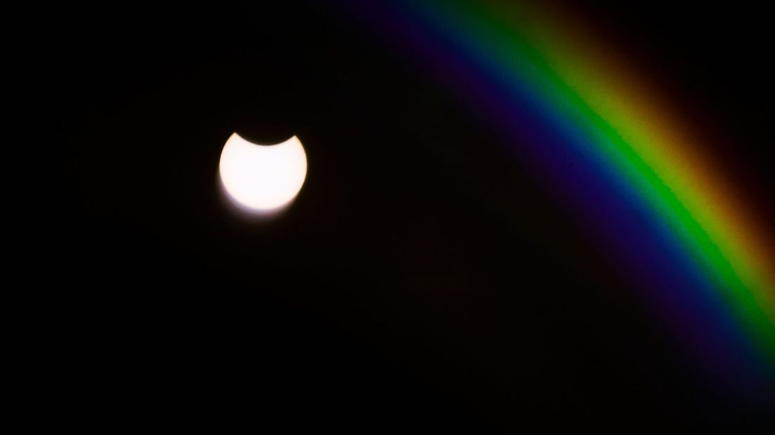 De regenboog die op deze foto te zien is, komt van een cd, waardoor de foto is gemaakt
