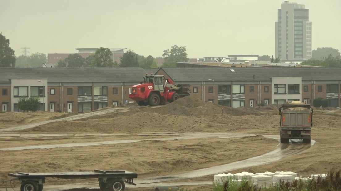 Het is altijd een groot probleem geweest: kwelwater in Tiel-Oost. Water dat diep onder de dijk doorstroomt, zet het land daarachter onder water met ondergelopen kelders tot gevolg.