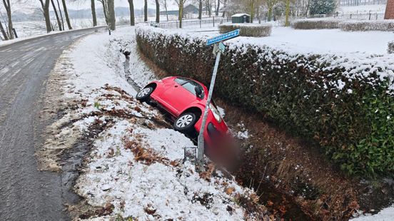 Auto glijdt door gladheid sloot in bij Groenlo