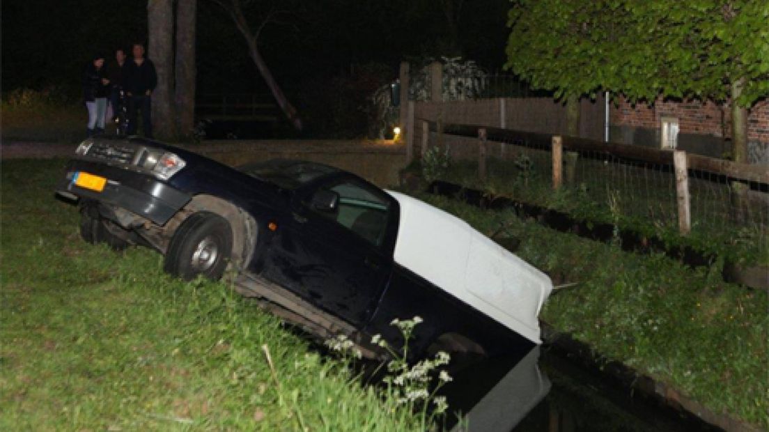 Een zeventienjarige inwoner van Zaltbommel is in de nacht van zondag op maandag in Rossum met een auto te water geraakt.