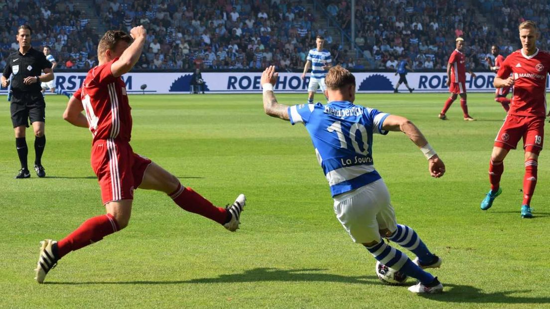 De Graafschap is door een 2-1 thuiszege op Almere City gepromoveerd naar de eredivisie. Dat betekent dat de Superboeren na twee jaar weer terugkeren op het hoogste niveau. Tarik Tissoudali en Fabian Serrarens waren de doelpuntenmakers, nadat Almere voorkwam.