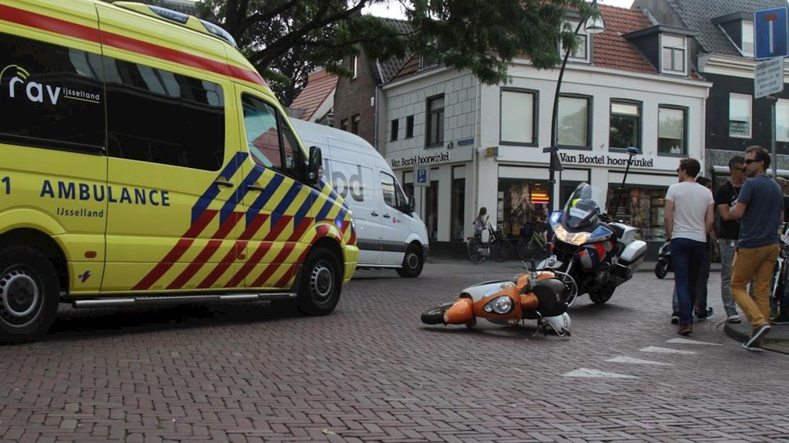Scooter en fietser botsen in Zwolle