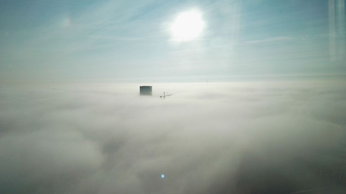 De mist gezien vanaf de 23ste verdieping van het DUO-gebouw in Stad