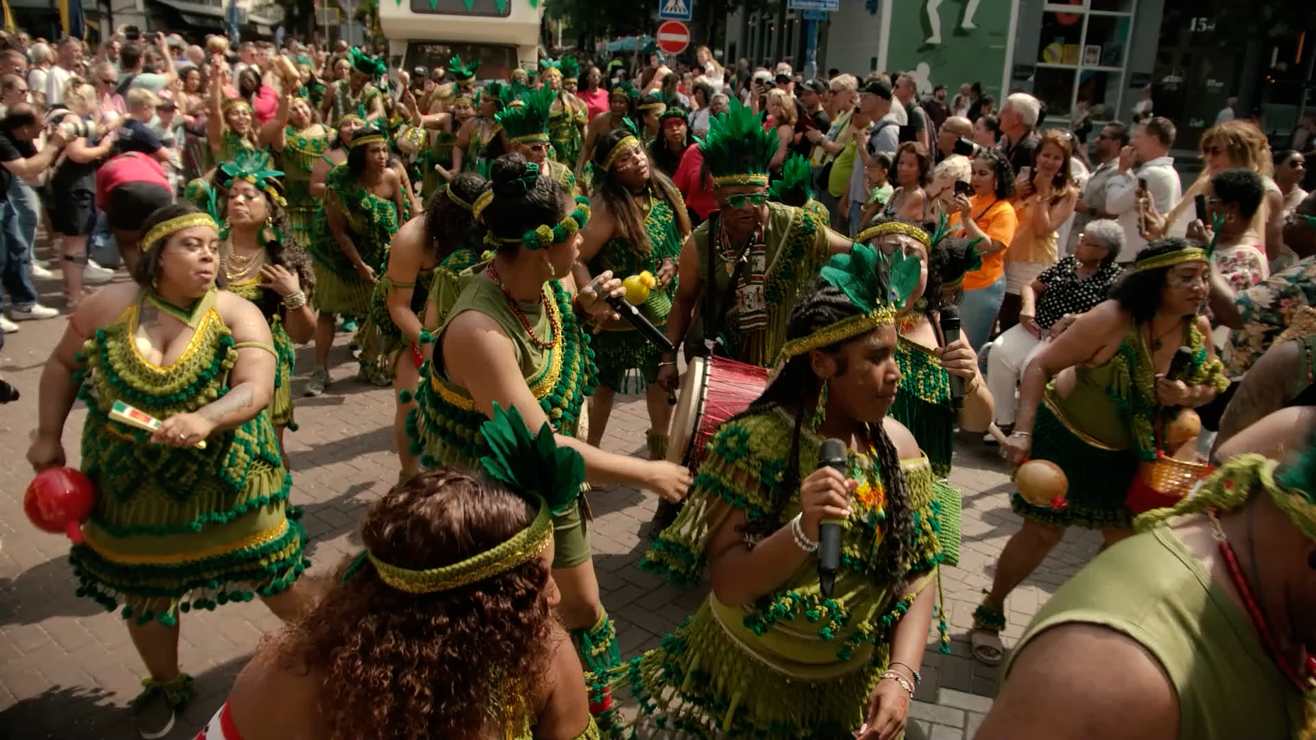 Inheemse Surinamers doen mee aan het zomercarnaval van 2025