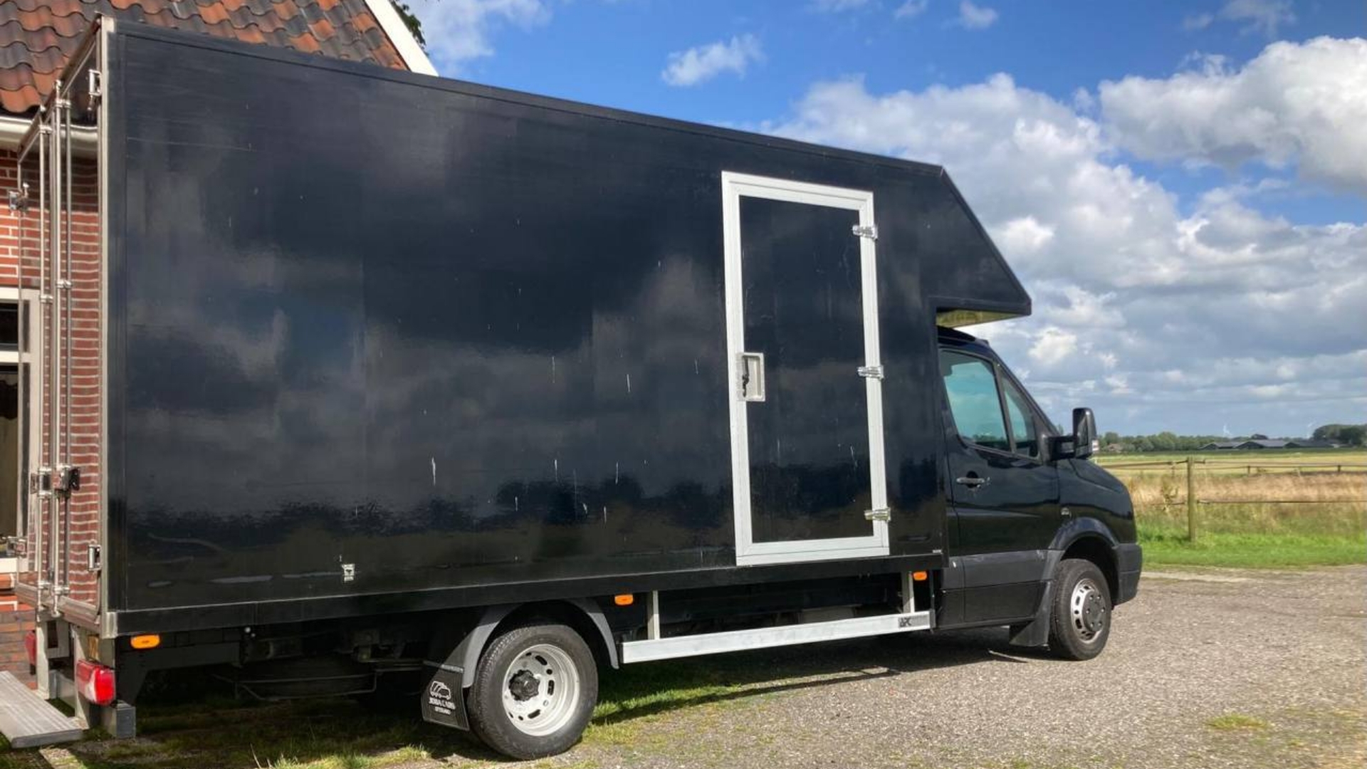 De rijdende kliniek is nog niet bestickerd