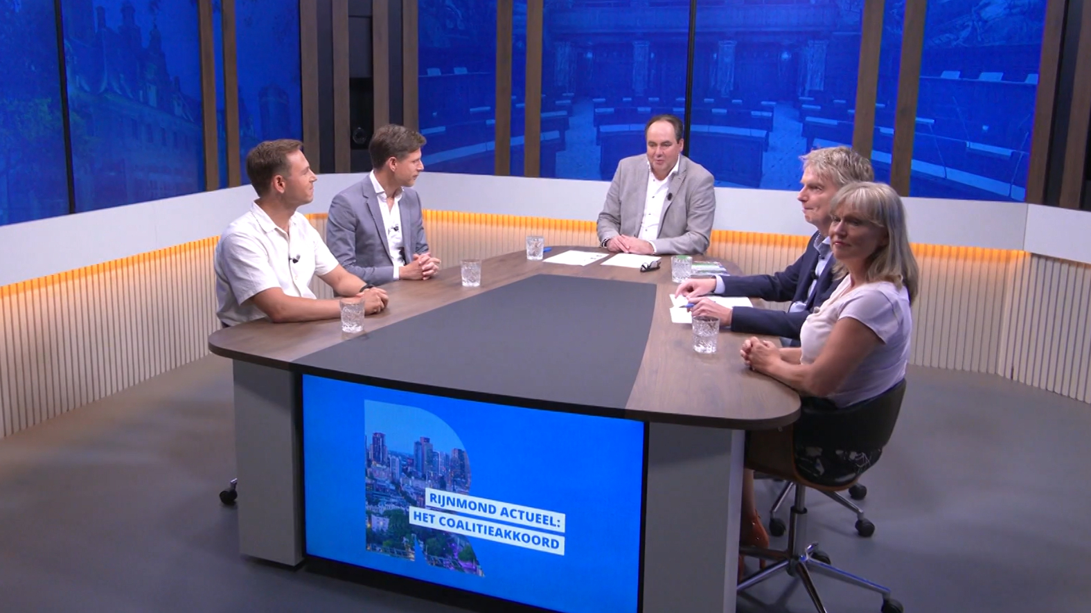 Wethouders aan tafel bij Rijnmond