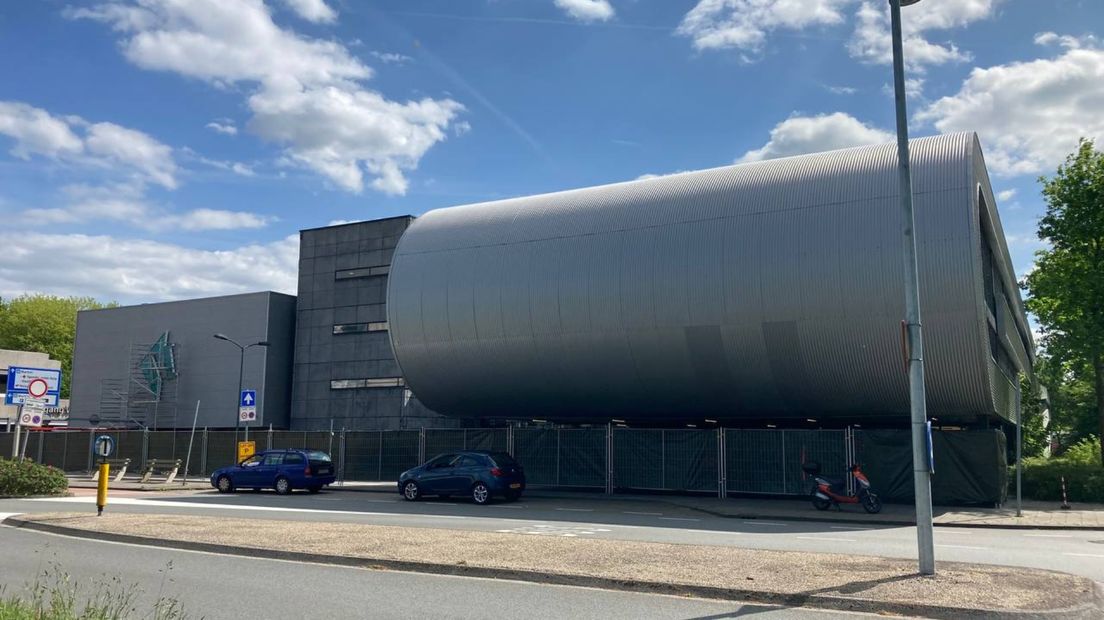 De afgesloten parkeergarage