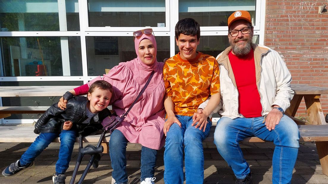 De familie met zoon Redwan (derde van links)