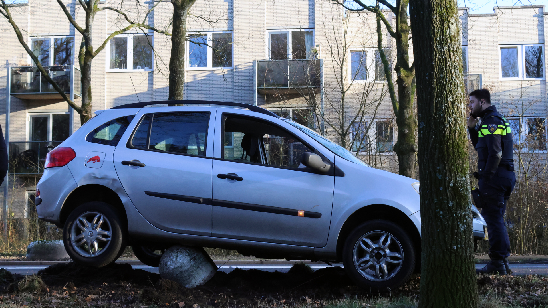 Automobilist botst op betonblok, bestuurder aangehouden
