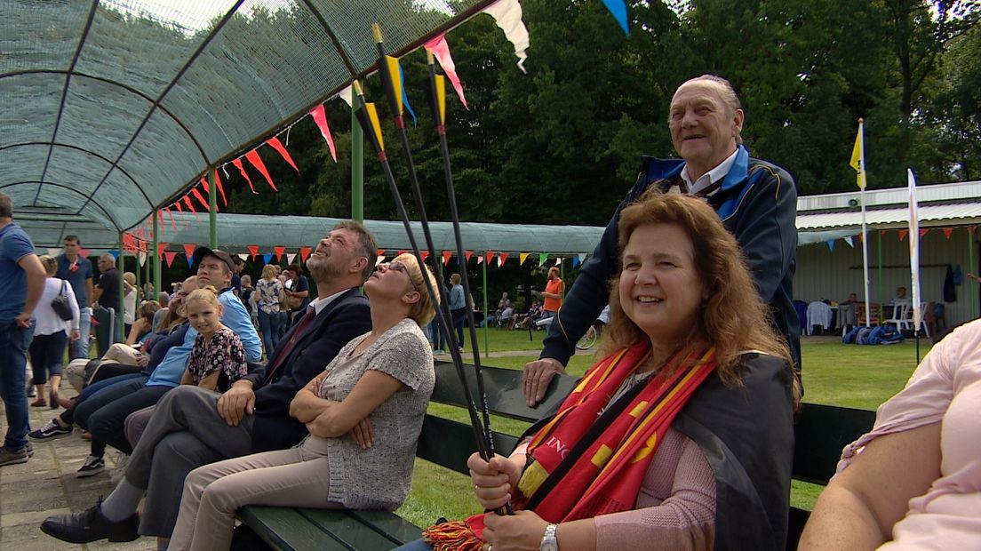 Met pijl en boog in de hand in de kleuren van je land