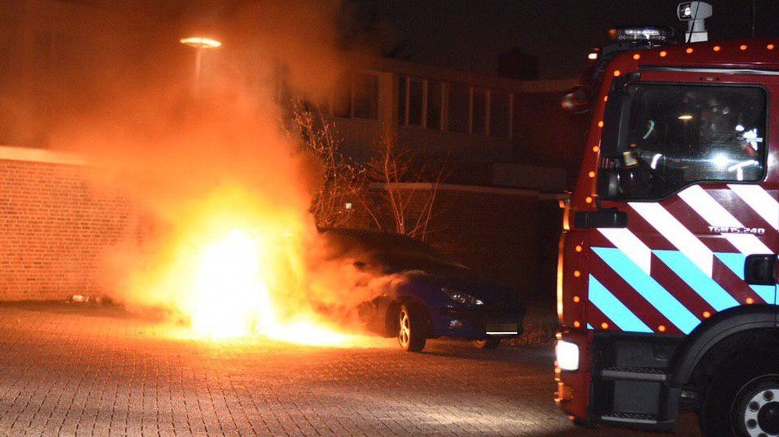 De vlammen slaan uit de auto (Rechten: De Vries Media)
