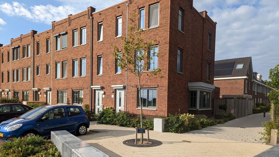Het bordje is omgeven door nieuwbouwhuizen