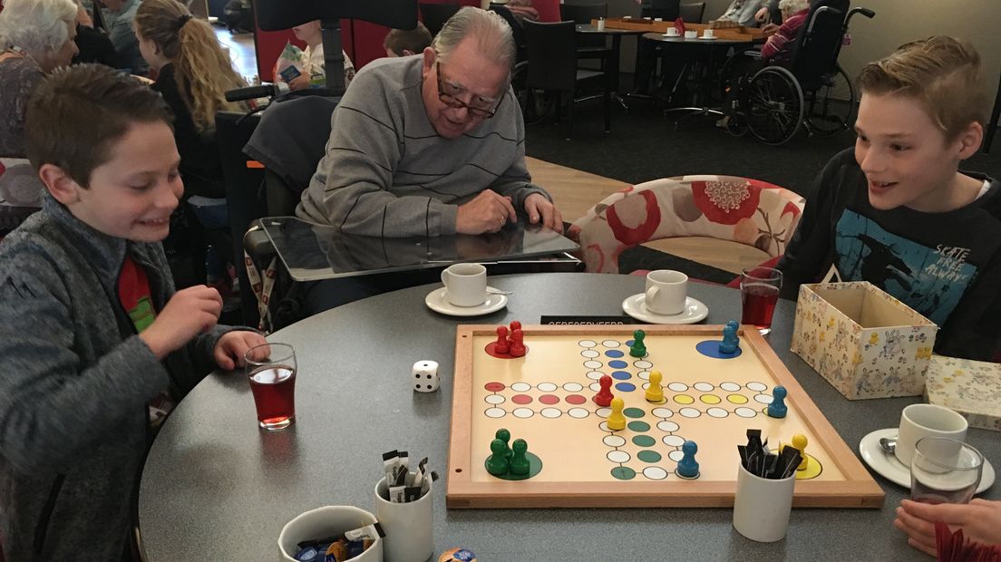 De kinderen spelen graag mens-erger-je-niet met de ouderen