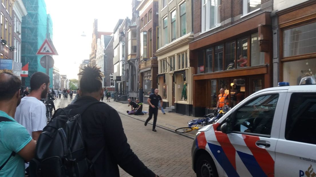 De politie arresteert een verdachte