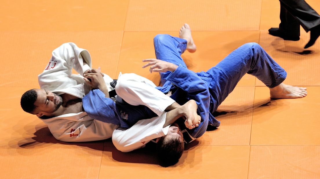Sjors Riddersma (blauw pak) verloor in de finale van het NK van Ferdinand Ansah