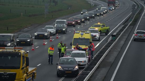 112 Nieuws: Forse vertraging na ongeluk op A28. 112 Nieuws: Forse vertraging na ongeluk op A28.