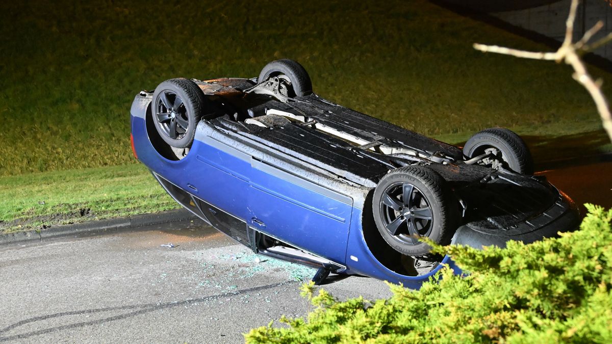 Auto op de kop bij Franeker