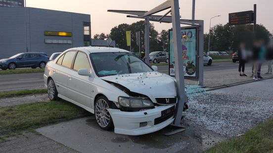 Auto crasht tegen bushokje in Assen