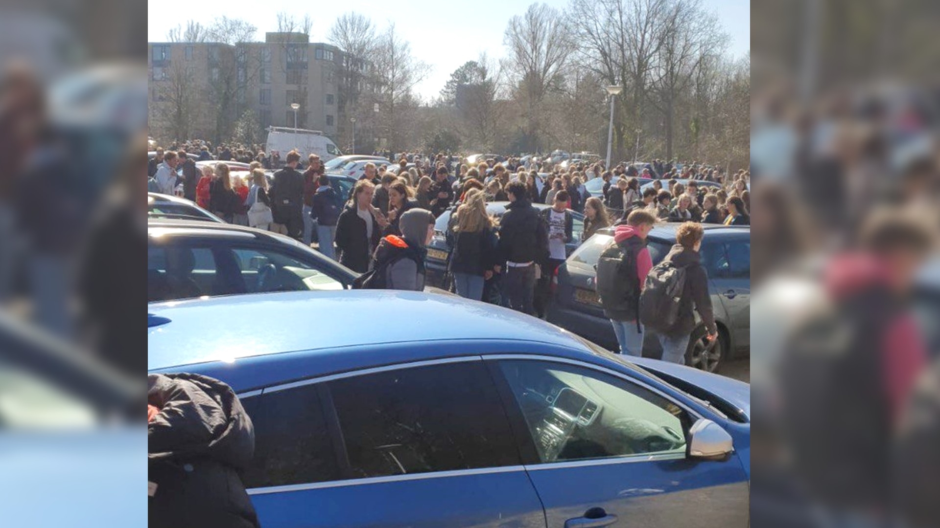 De leerlingen werden overgebracht naar de parkeerplaats bij de school