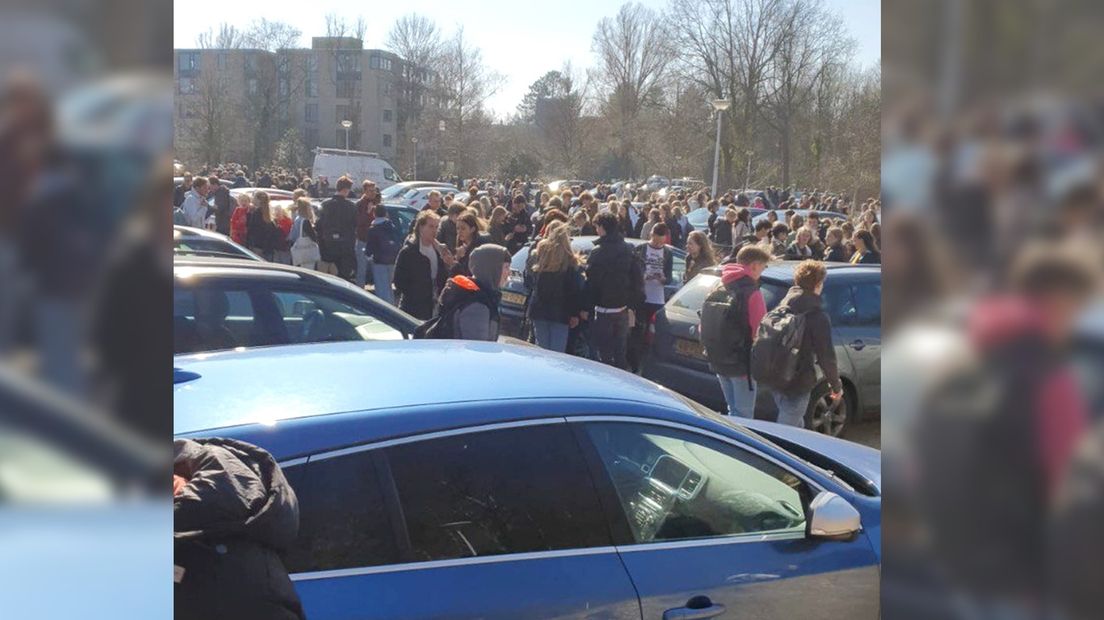 De leerlingen werden overgebracht naar de parkeerplaats bij de school