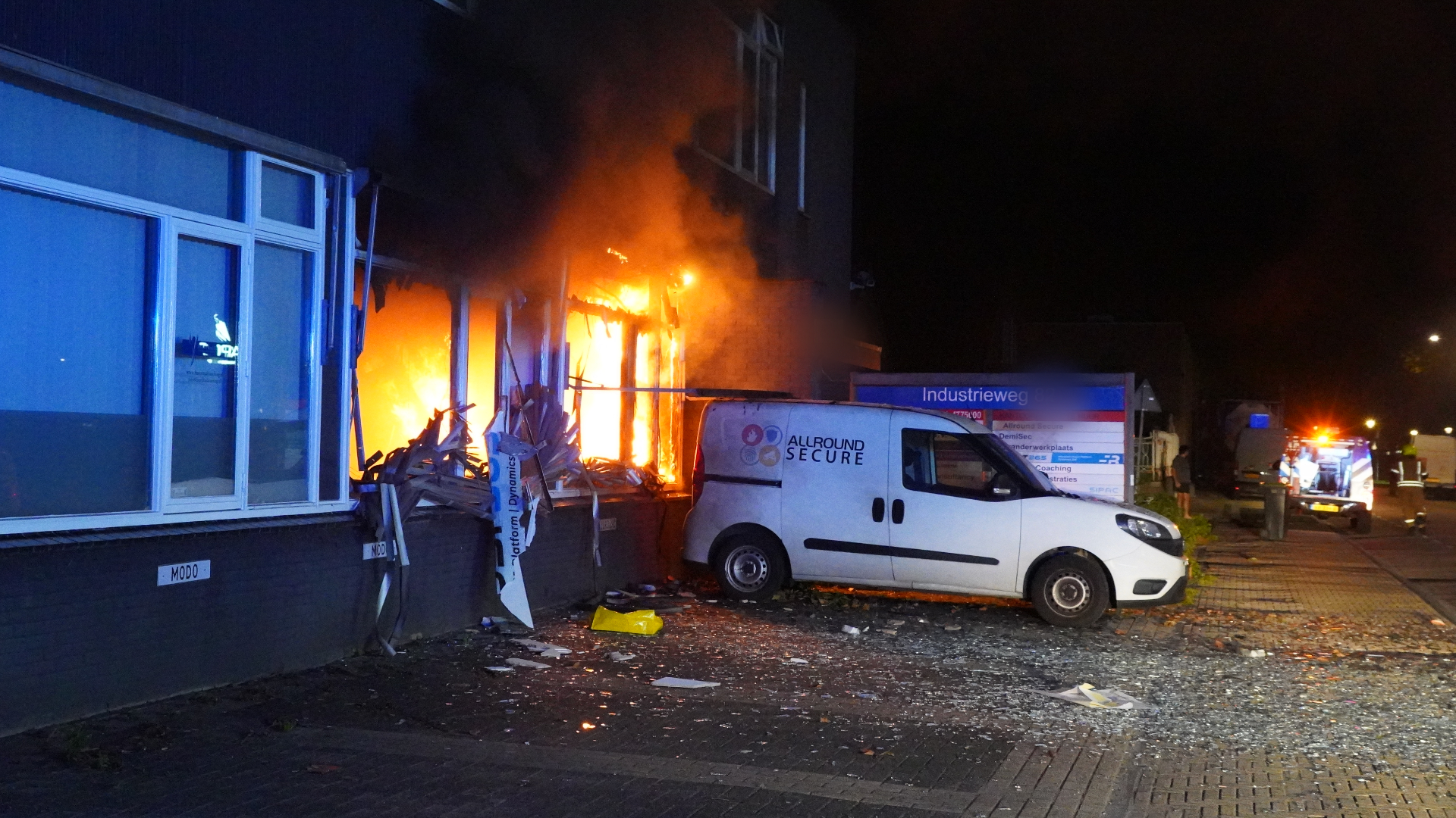 Na de explosie aan de Industrieweg ontstond brand.