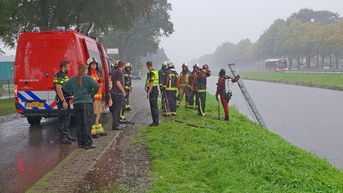 Duikers van de brandweer onderzochten of er meer mensen te water waren gegaan (Rechten: Persbureau Meter)