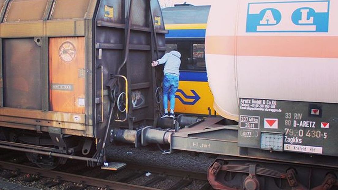 Een treinspotter maakte deze foto van de treinsurfer.