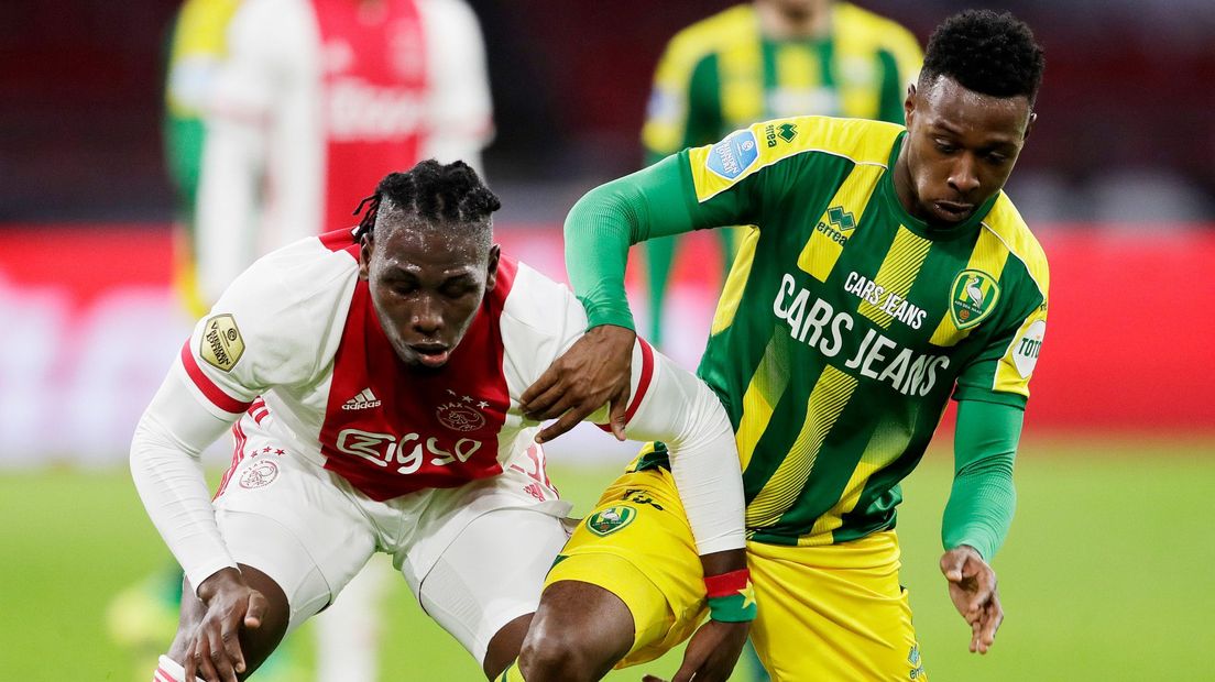 Lassina Traore van Ajax in duel met Shaquille Pinas van ADO Den Haag, nog in de eredivisie