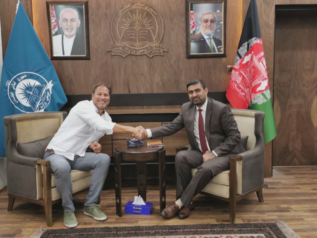 Sander de Kramer met de Afghaanse minister van onderwijs