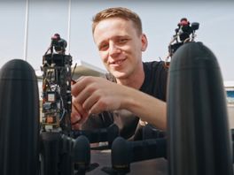 Snelle drone van Thomas uit Middelburg verslaat Max Verstappen in F1-wagen