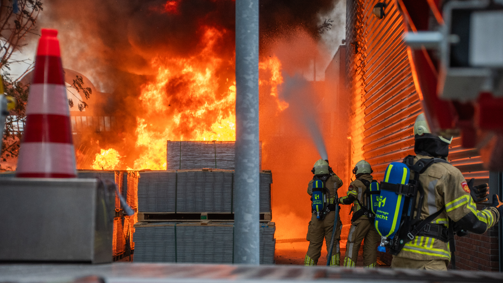 Brand bij bedrijfspand in Woerden onder controle, oorzaak nog onbekend