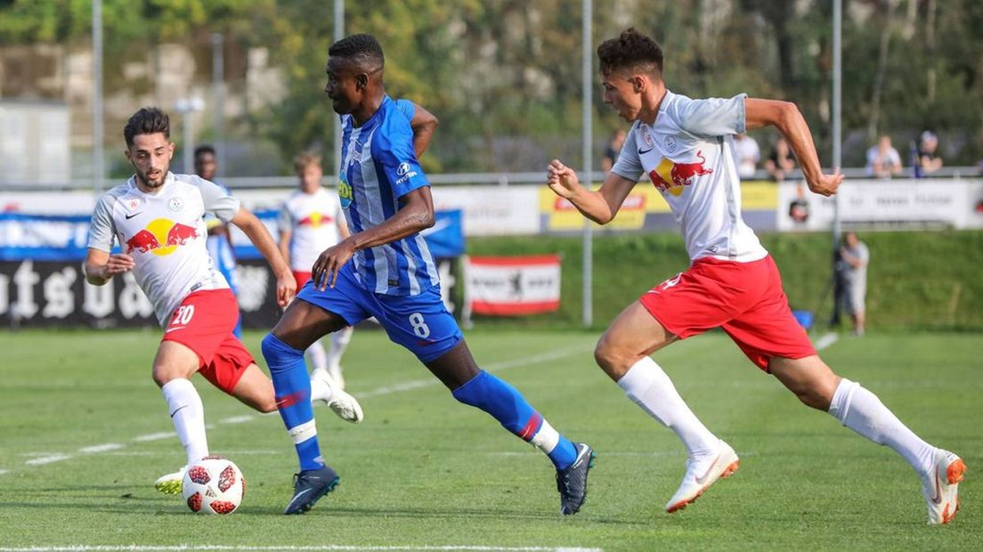 Dominik Oroz (rechts) achtervolgt Salomon Kalou van Hertha BSC tijdens een oefenwedstrijd in 2018.