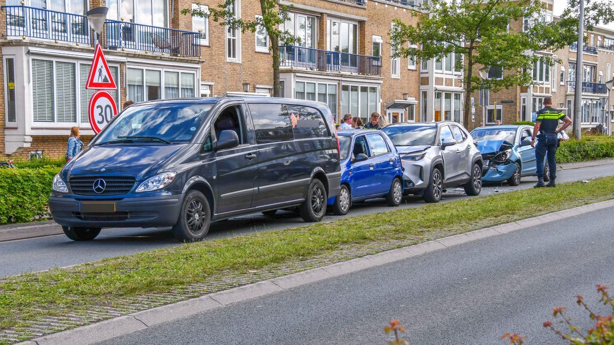 Kettingbotsing met vier auto's in Leeuwarden | Grote hennepkwekerij in Boijl ontdekt