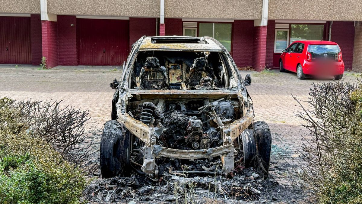 BMW brandt volledig uit: brandweer vermoedt opzet