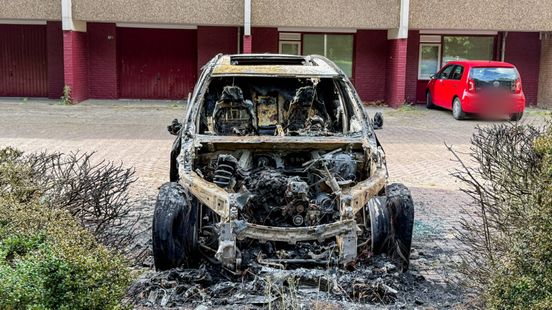Vermoeden van brandstichting nadat auto volledig uitbrandt