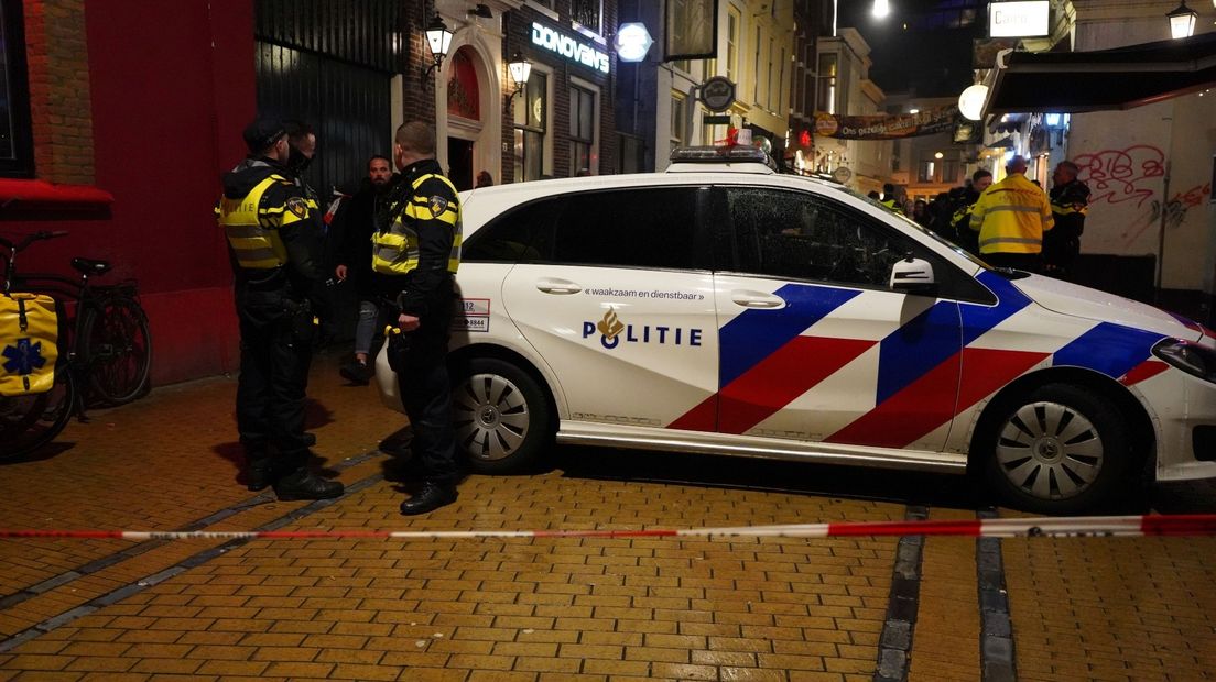 De politie bij café Donovan's in de Peperstraat