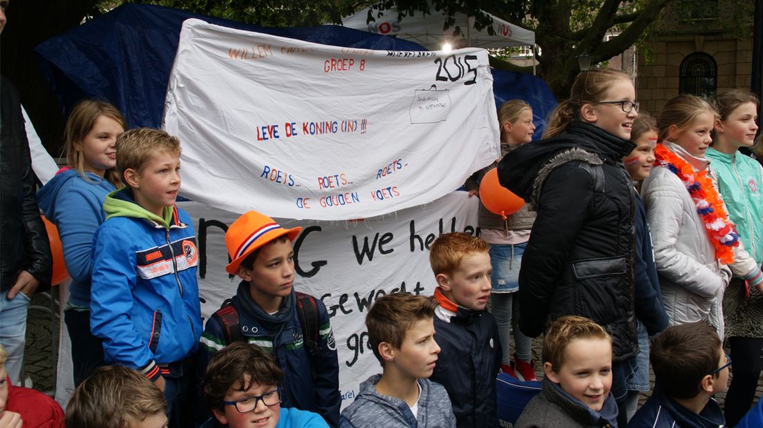 Leerlingen uit Hoevelaken wachten op de Gouden Koets.