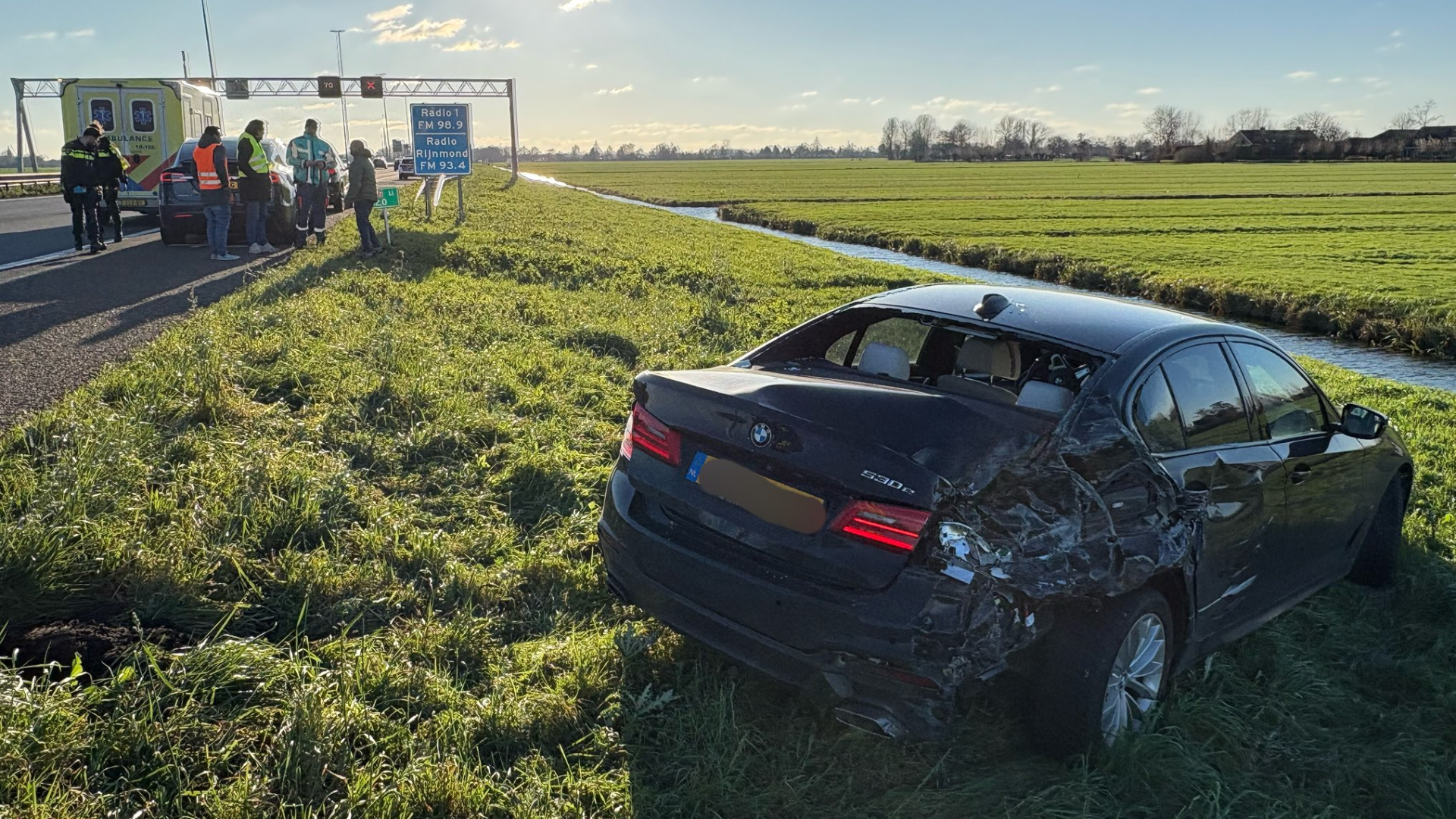 De achterste auto van de kettingbotsing belandde in de berm.