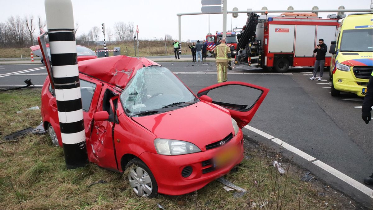 112-nieuws | Veel schade na aanrijding - Paard met wagen te water