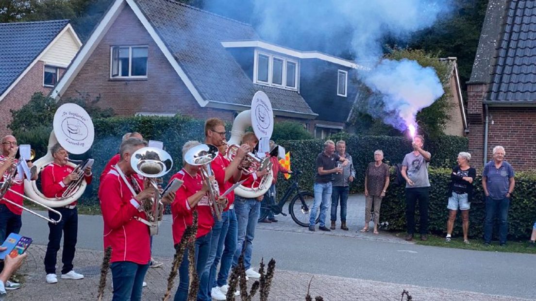 De fanfare speelt de Koning Voetbal Mars bij het mea culpa van scheidsrechter Gerard