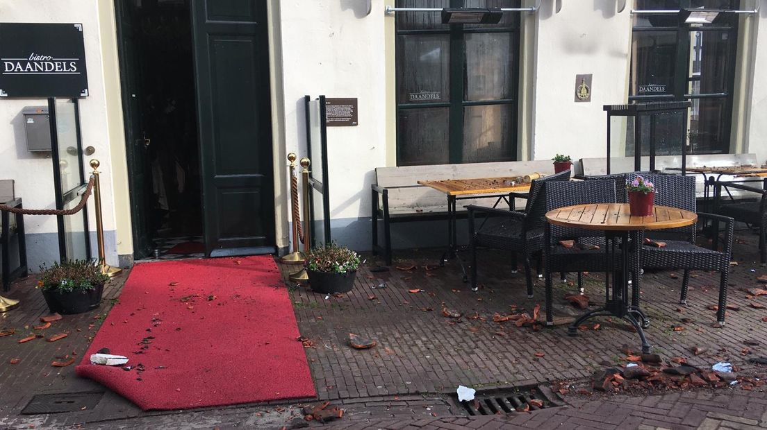 In Hattem heeft donderdagmorgen brand gewoed in een appartement in de historische binnenstad. Het appartement ligt boven restaurant Daandels, op de hoek van de Markt en de Kerkstraat.