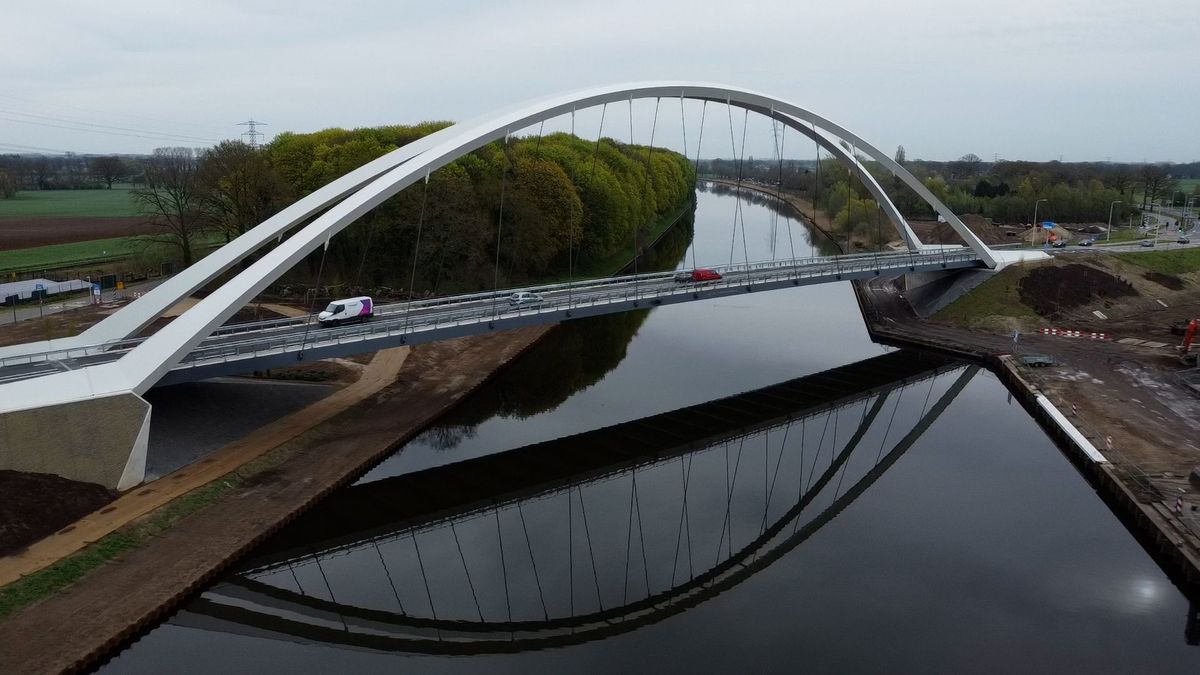 KIJKEN: Verkeer voor het eerst over gloednieuwe brug in Lochem