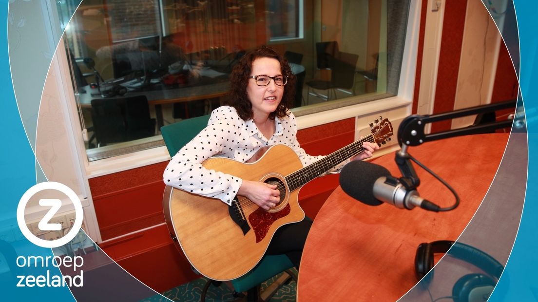 Ellen Shae pakt vaak haar gitaar als troost