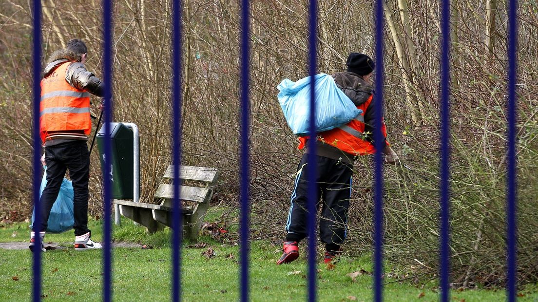 Twee jongeren ruimen afval op tijdens hun taakstraf
