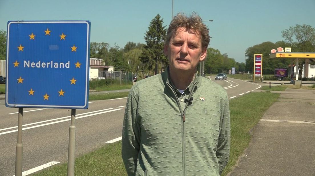 Burgemeester Anton Stapelkamp op de grens bij Aalten.