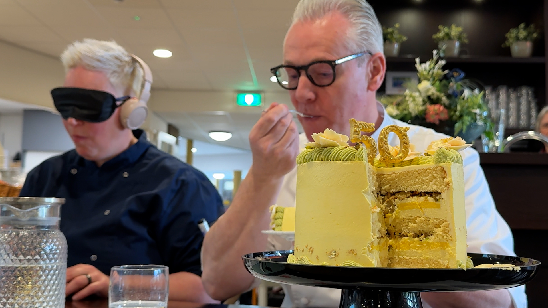 Tien taarten voor 50 jaar zorg: bewoners proeven mee bij bakwedstrijd